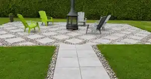 Patio en pavé uni avec dalles posées en diagonale dans les galets.
